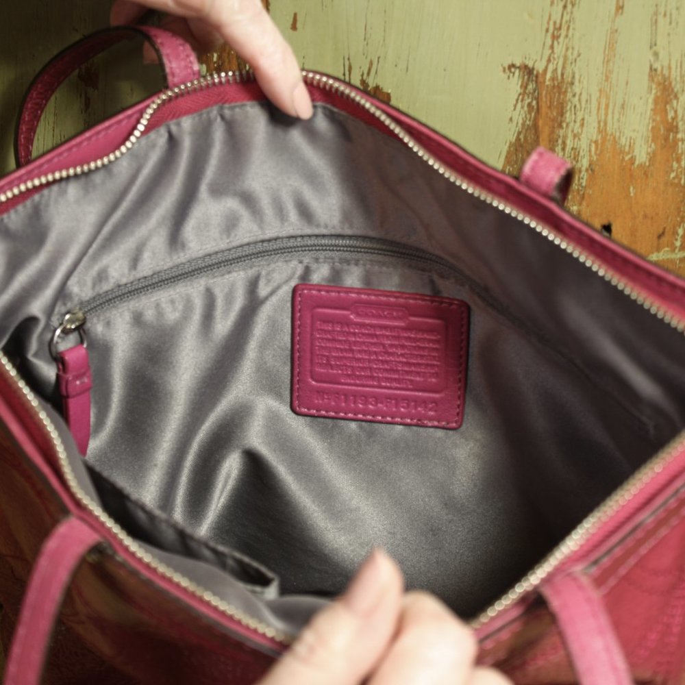 Coach patent leather fuchsia bag - Picture 5 of 6